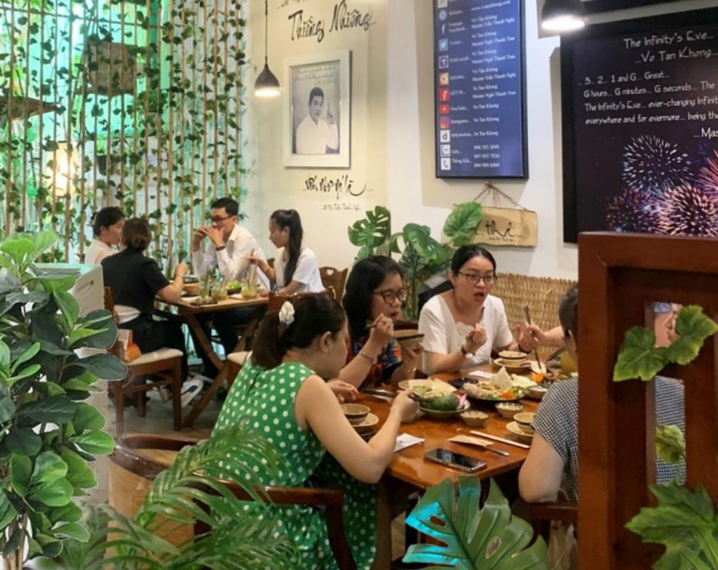 nhiều khách hàng đến thưởng thức đồ chay ngon tại phương mai chay quán, 82/86F Võ Thị Sáu, P. Tân Định, Q.1, TP.HCM.