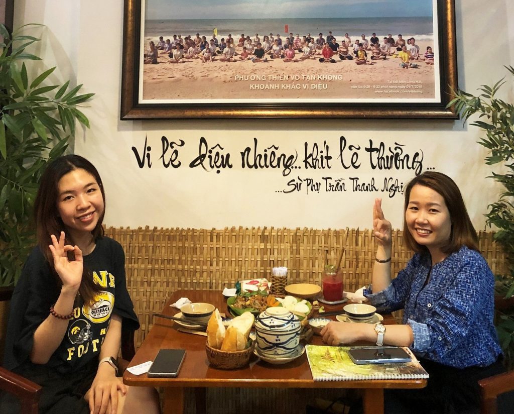 2 người nữ ăn tối tại quán chay nổi tiếng phương mai, 82/86F Võ Thị Sáu, P. Tân Định, Q.1, TP.HCM.