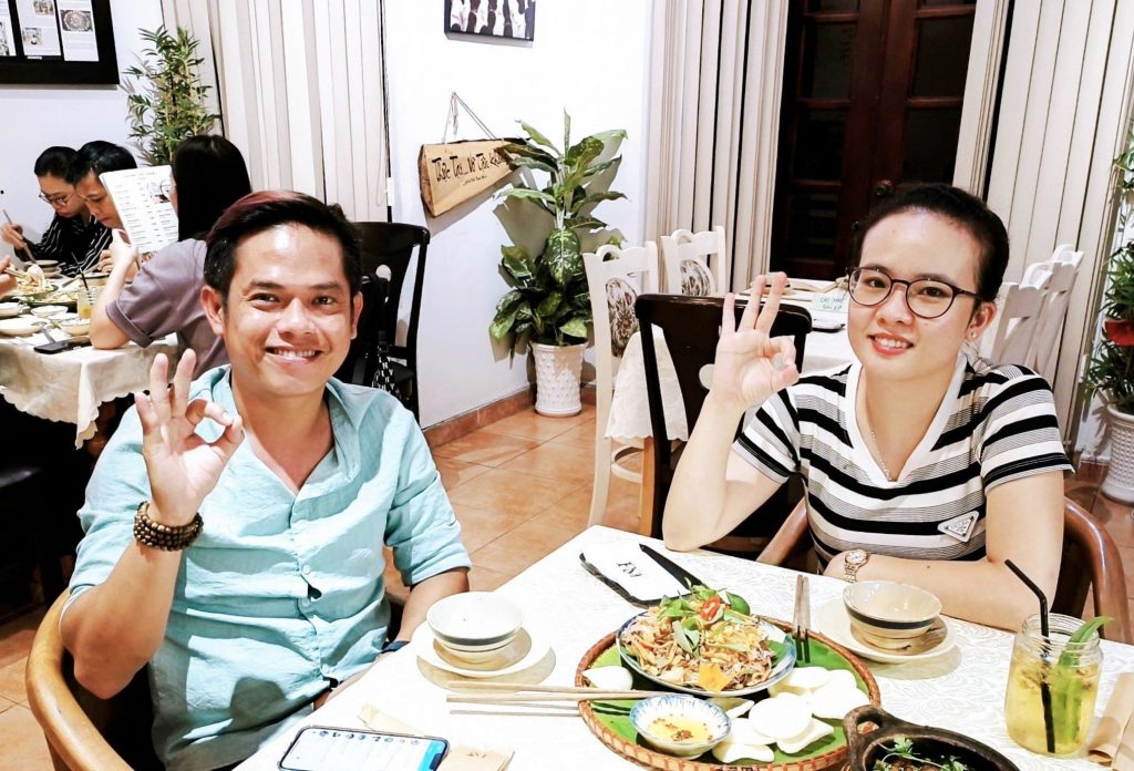 1 người nam và 1 người nữ ăn chay tại quán chay phương mai, 82/86F Võ Thị Sáu, P. Tân Định, Q.1, TP.HCM.