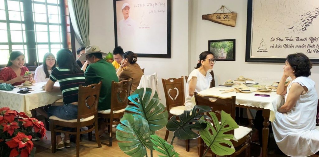 khách du lịch đến ăn chay tại nhà hàng chay phương mai, 82/86F Võ Thị Sáu, P. Tân Định, Q.1, TP.HCM.