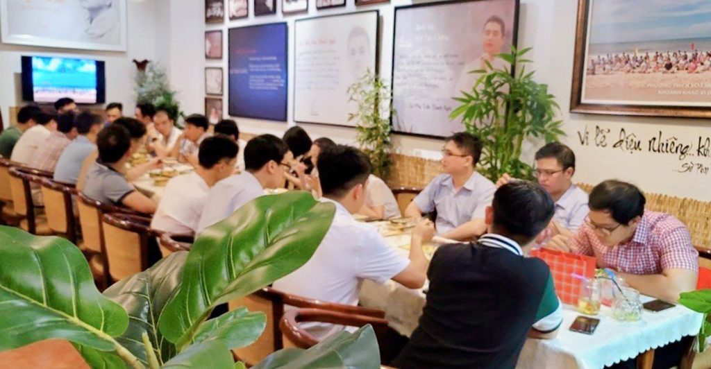 tập thể doanh nghiệp đến ăn chay tại quán chay phương mai, 82/86F Võ Thị Sáu, P. Tân Định, Q.1, TP.HCM.