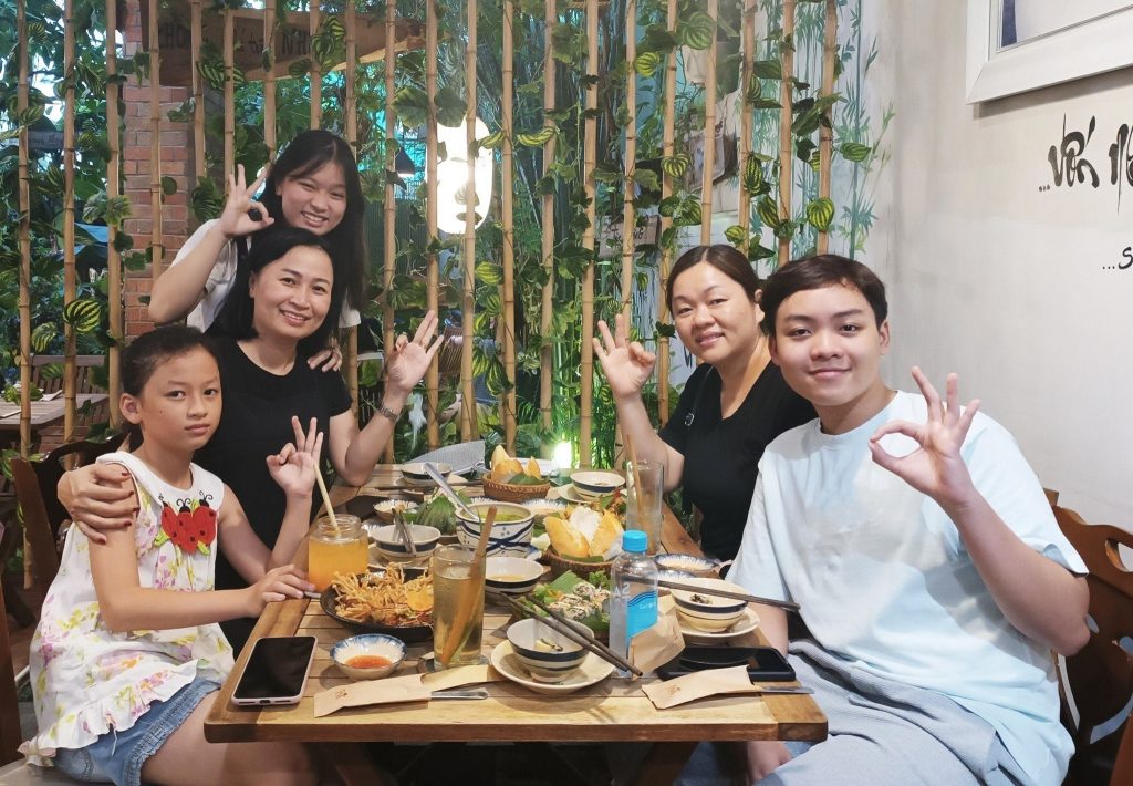 4 người nữ và 1 người nam ăn tối tại nhà hàng chay phương mai, 82/86F Võ Thị Sáu, P. Tân Định, Q.1, TP.HCM.