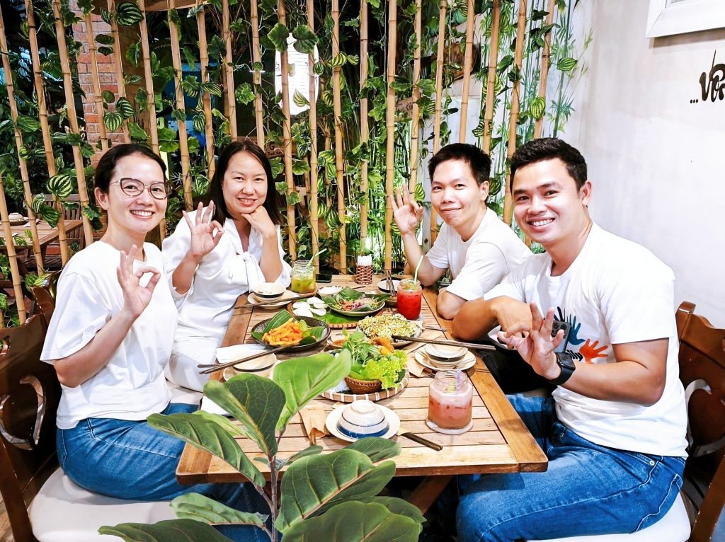 2 người nữ áo trắng và 2 người nam áo trắng ăn tối tại nhà hàng chay phương mai, 82/86f đường Võ Thị Sáu, phường Tân Định, Quận 1, Tp.HCM