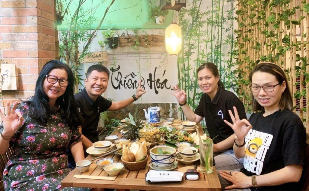 1 người nam và 3 người nữ ăn chay tại quán chay phương mai, 82/86F Võ Thị Sáu, P. Tân Định, Q.1, TP.HCM.