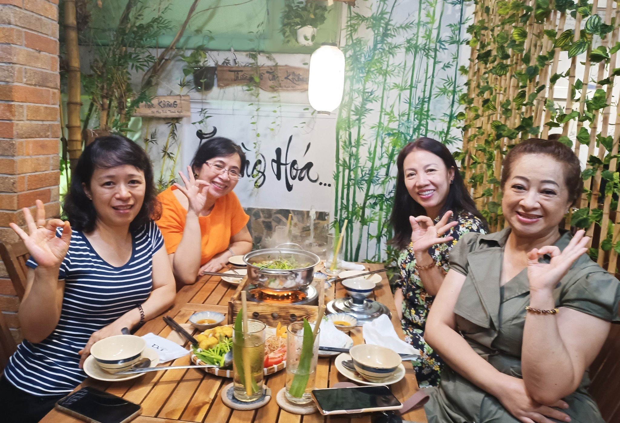 4 người nữ ăn tối tại nhà hàng chay phương mai, 82/86F Võ Thị Sáu, P. Tân Định, Q.1, TP.HCM.