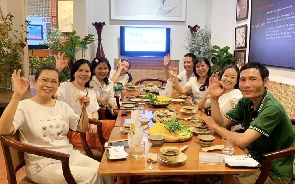 đông đúc khách hàng ăn chay tại nhà hàng chay phương mai, 82/86F Võ Thị Sáu, P. Tân Định, Q.1, TP.HCM.