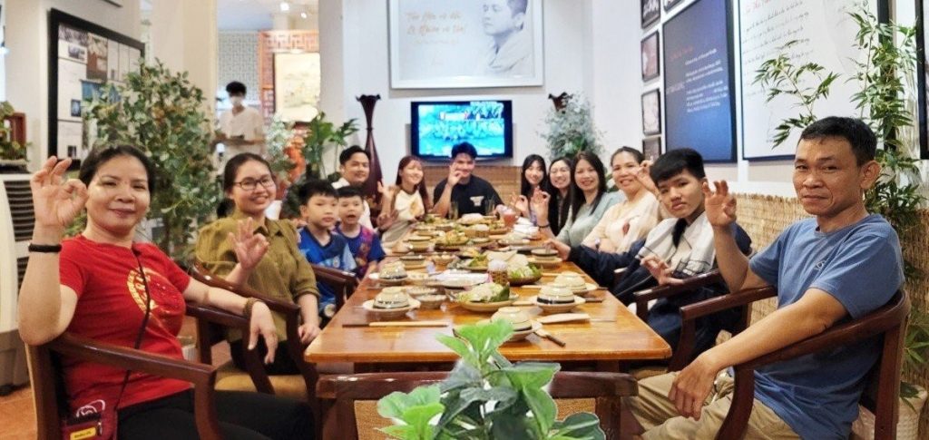 đông đảo khách hàng đến ăn chay tại nhà hàng chay phương mai, 82/86F Võ Thị Sáu, P. Tân Định, Q.1, TP.HCM.
