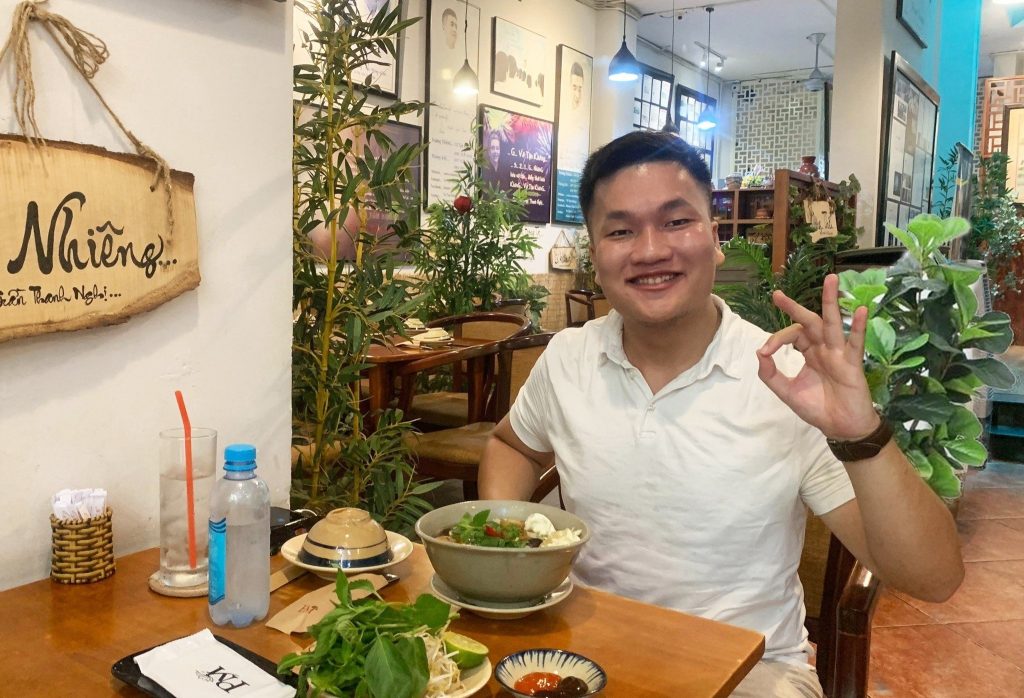 1 người nam áo trắng ăn tối tại nhà hàng chay phương mai, 82/86f đường Võ Thị Sáu, phường Tân Định, Quận 1, Tp.HCM