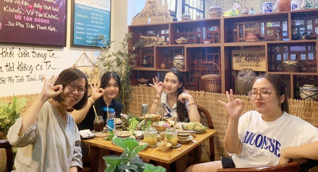 4 người nữ đi ăn chay tại quán chay phương mai, 82/86F Võ Thị Sáu, P. Tân Định, Q.1, TP.HCM.