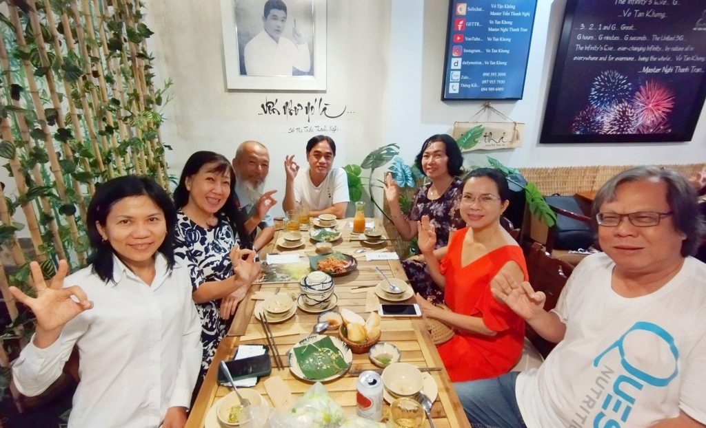 nhiều người ăn tối tại nhà hàng chay phương mai, 82/86F Võ Thị Sáu, P. Tân Định, Q.1, TP.HCM.