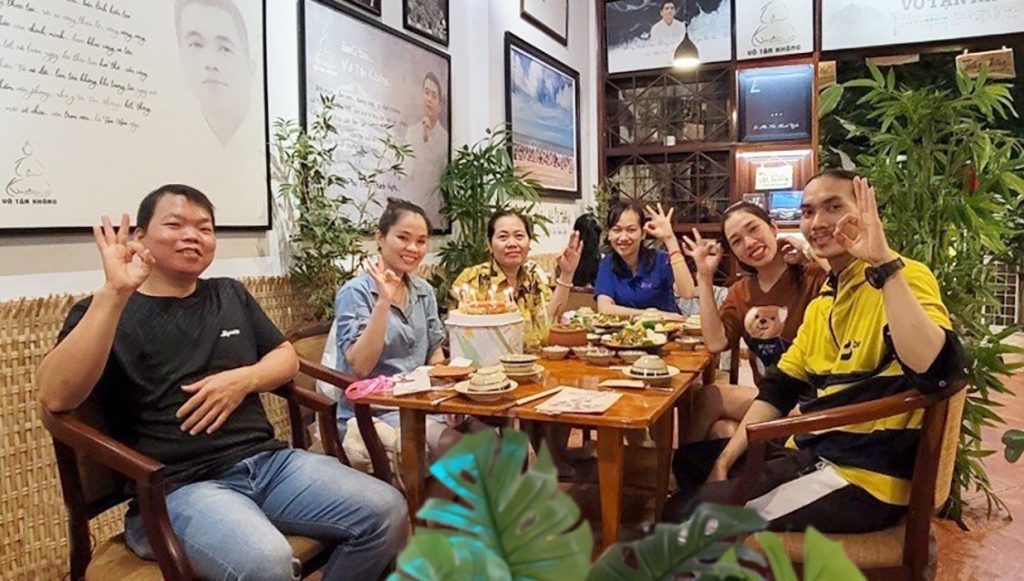 đông đúc thực khách đến dùng bữa tại nhà hàng chay phương mai, 82/86F Võ Thị Sáu, P. Tân Định, Q.1, TP.HCM.