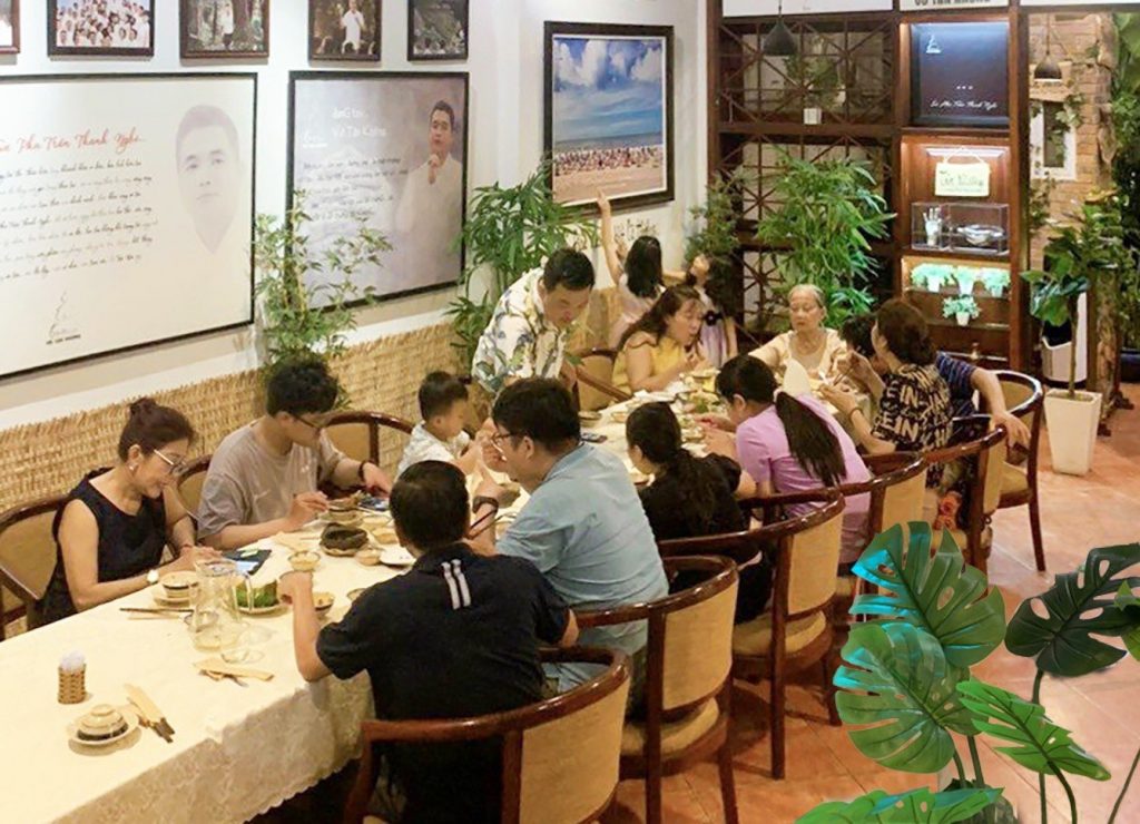 nhiều khách hàng đến ăn tối tại quán chay nổi tiếng phương mai, 82/86F Võ Thị Sáu, P. Tân Định, Q.1, TP.HCM.