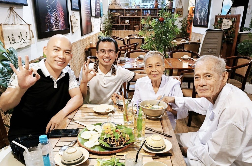 Cả gia đình đến ăn chay tại quán chay nổi tiếng phương mai, 82/86F Võ Thị Sáu, P. Tân Định, Q.1, TP.HCM.