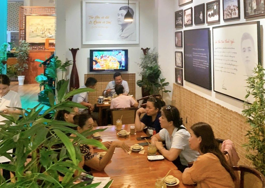 rất nhiều thực khách ghé qua nhà hàng chay phương mai, 82/86F Võ Thị Sáu, P. Tân Định, Q.1, TP.HCM.