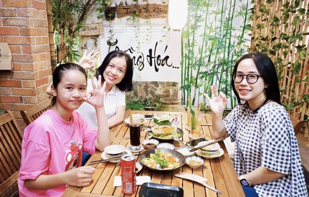 3 người nữ hài lòng về dịch vụ ăn uống tại nhà hàng chay Phương Mai, 82/86f đường Võ Thị Sáu, phường Tân Định, Quận 1, Tp.HCM