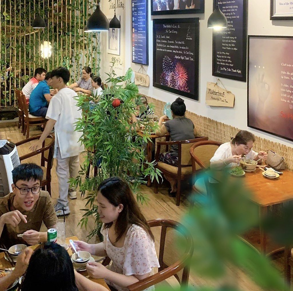 đông đảo khách hàng ghé ăn chay ở phương mai chay quán, 82/86F Võ Thị Sáu, P. Tân Định, Q.1, TP.HCM.