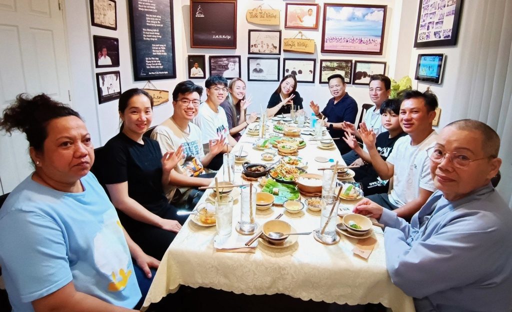Cả gia đình đến dùng bữa tại nhà hàng chay phương mai, 82/86F Võ Thị Sáu, P. Tân Định, Q.1, TP.HCM.