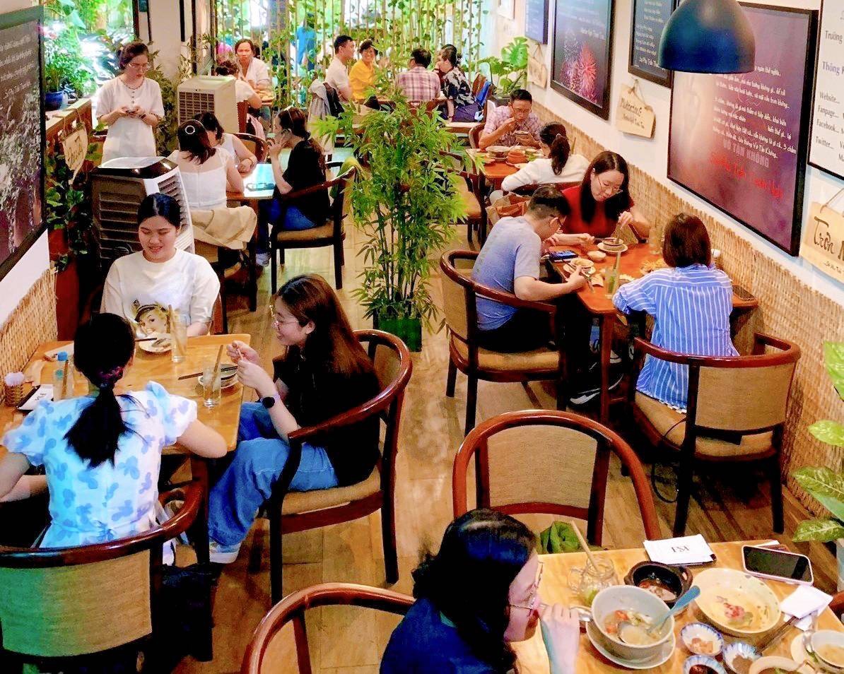 rất đông khách hàng đang ăn trưa tại Phương Mai