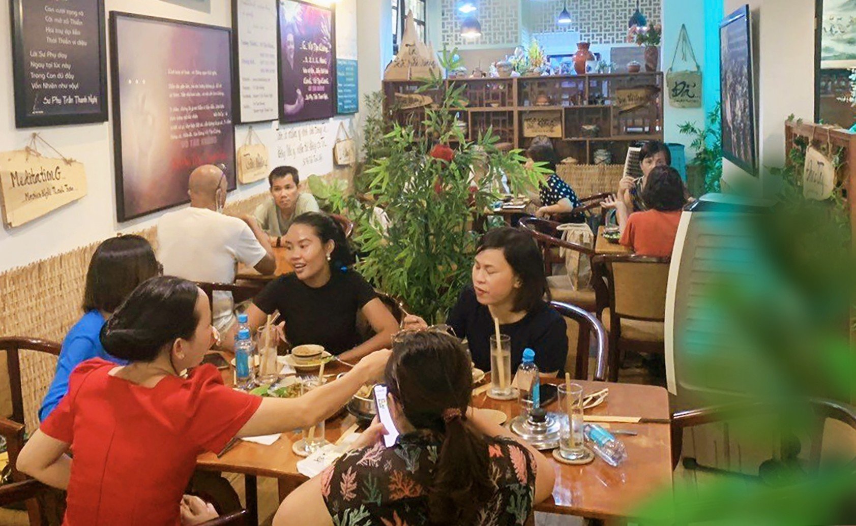 giờ cao điểm đông đảo khách hàng tại nhà hàng chay Phương Mai