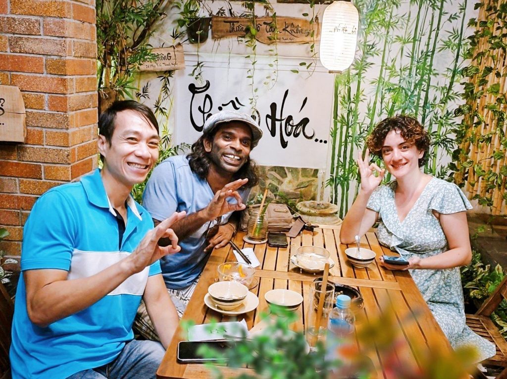 Nhóm khách du lịch thích thú với ẩm thực chay Việt Nam tại Phương Mai Chay Quán
