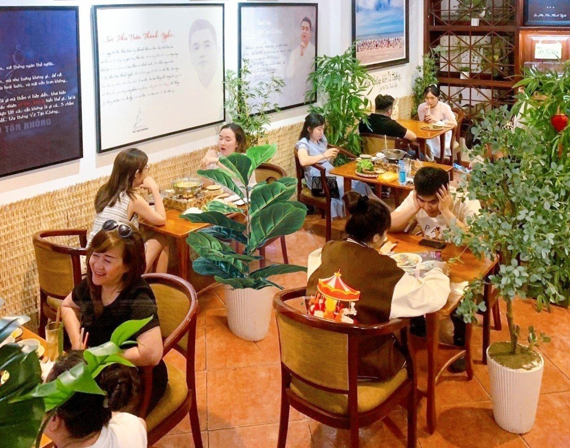 Đông đảo khách hàng ăn trưa tại Phương Mai vào giờ cao điểm