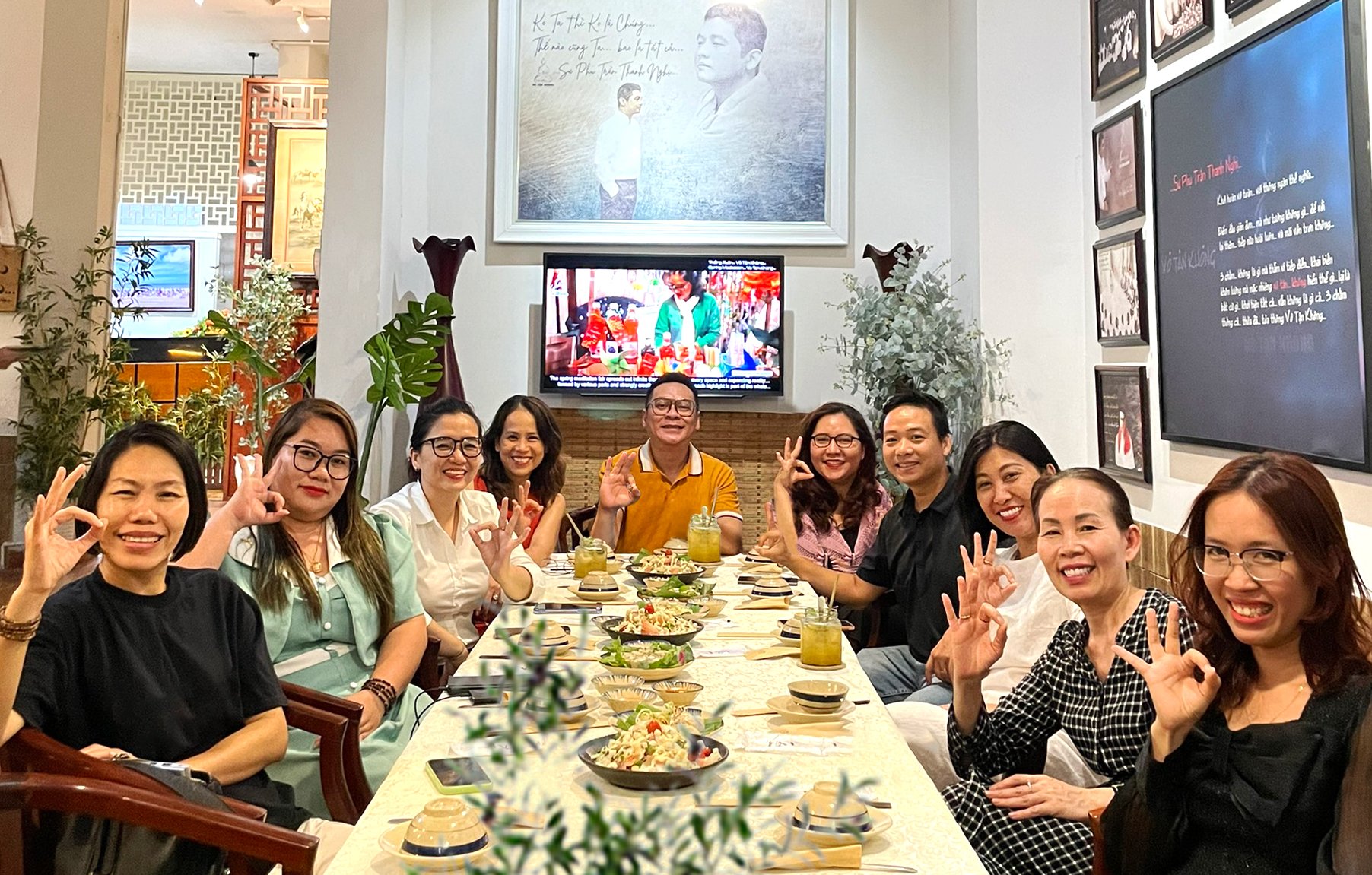 Niềm vui lan tỏa trong từng bữa ăn Thực khách vui vẻ thưởng thức và lưu lại khoảnh khắc tại nhà hàng chay Phương Mai