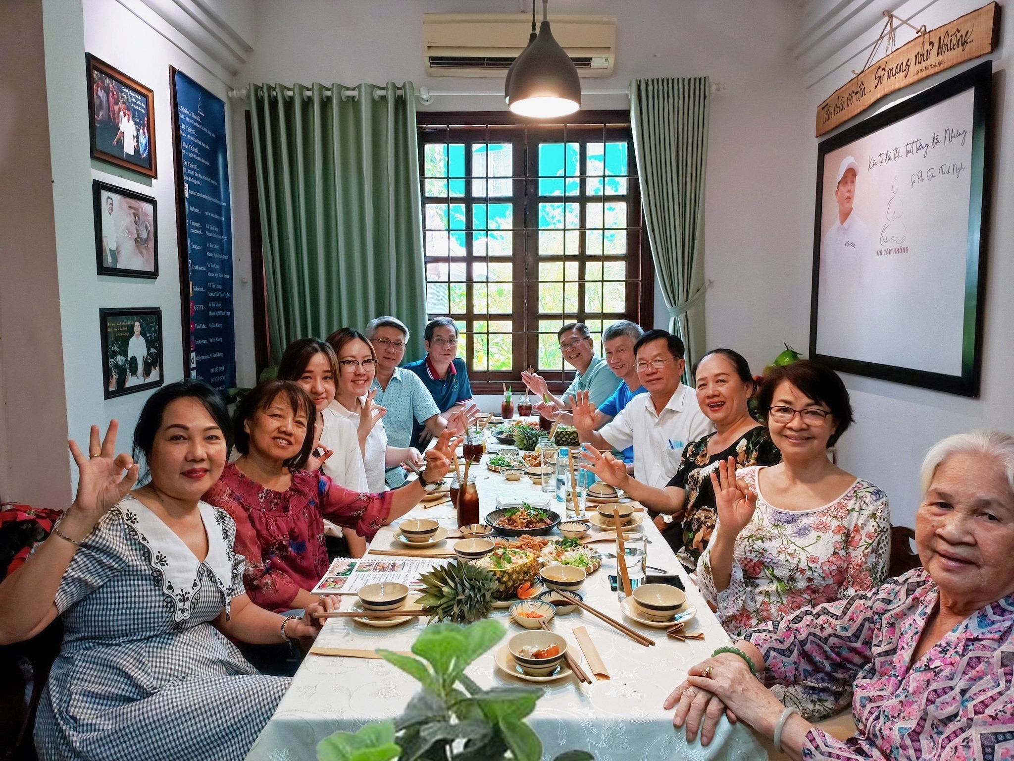 Thực khách vui vẻ thưởng thức và chụp hình sau khi trải nghiệm ăn chay ở đâu quận 1 tại nhà hàng Phương Mai