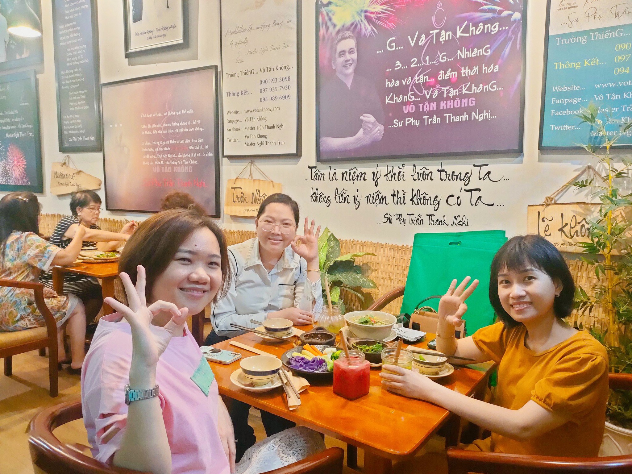 Nhóm khách hàng hài lòng chụp ảnh kỷ niệm sau khi trải nghiệm ăn chay ở đâu quận 1 tại nhà hàng Phương Mai