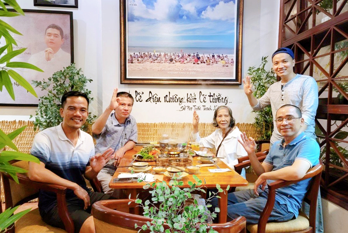 Thực khách tận hưởng không gian và chụp hình sau khi tìm câu trả lời ăn chay ở đâu quận 1 tại Phương Mai