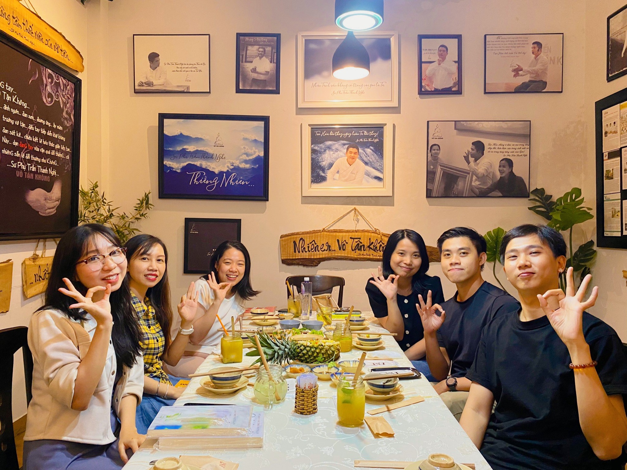 Khách hàng trải nghiệm ẩm thực chay và lưu lại hình ảnh khi khám phá ăn chay ở đâu quận 1