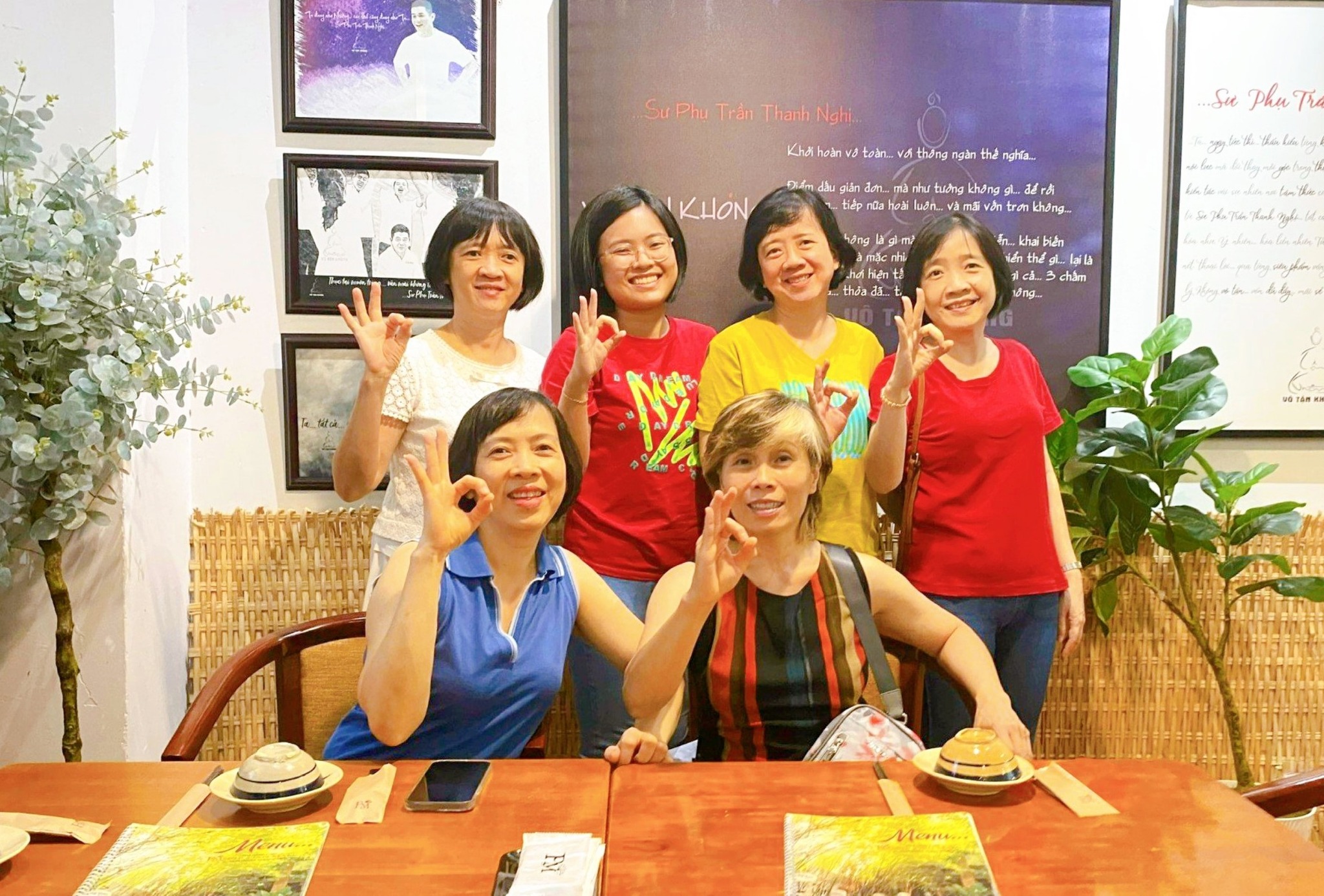 Thực khách hài lòng chụp ảnh lưu niệm sau khi trải nghiệm ăn chay ở đâu quận 1 tại Phương Mai