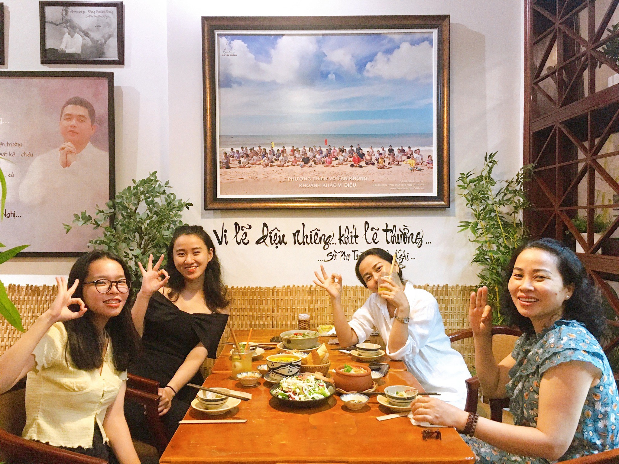 Khách hàng hài lòng chụp ảnh lưu niệm tại nhà hàng chay Phương Mai khi tìm câu trả lời ăn chay ở đâu quận 1