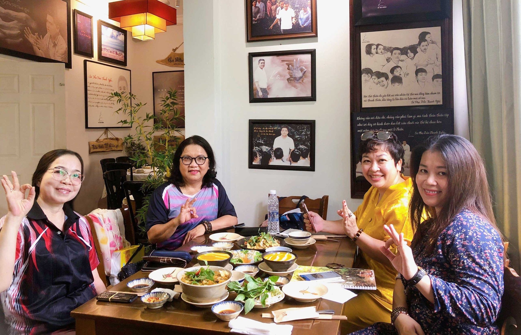 Thực khách lưu giữ kỷ niệm đẹp tại Phương Mai Vegan Khách hàng mỉm cười chụp ảnh cùng nhau trong không gian thanh lịch của Phương Mai