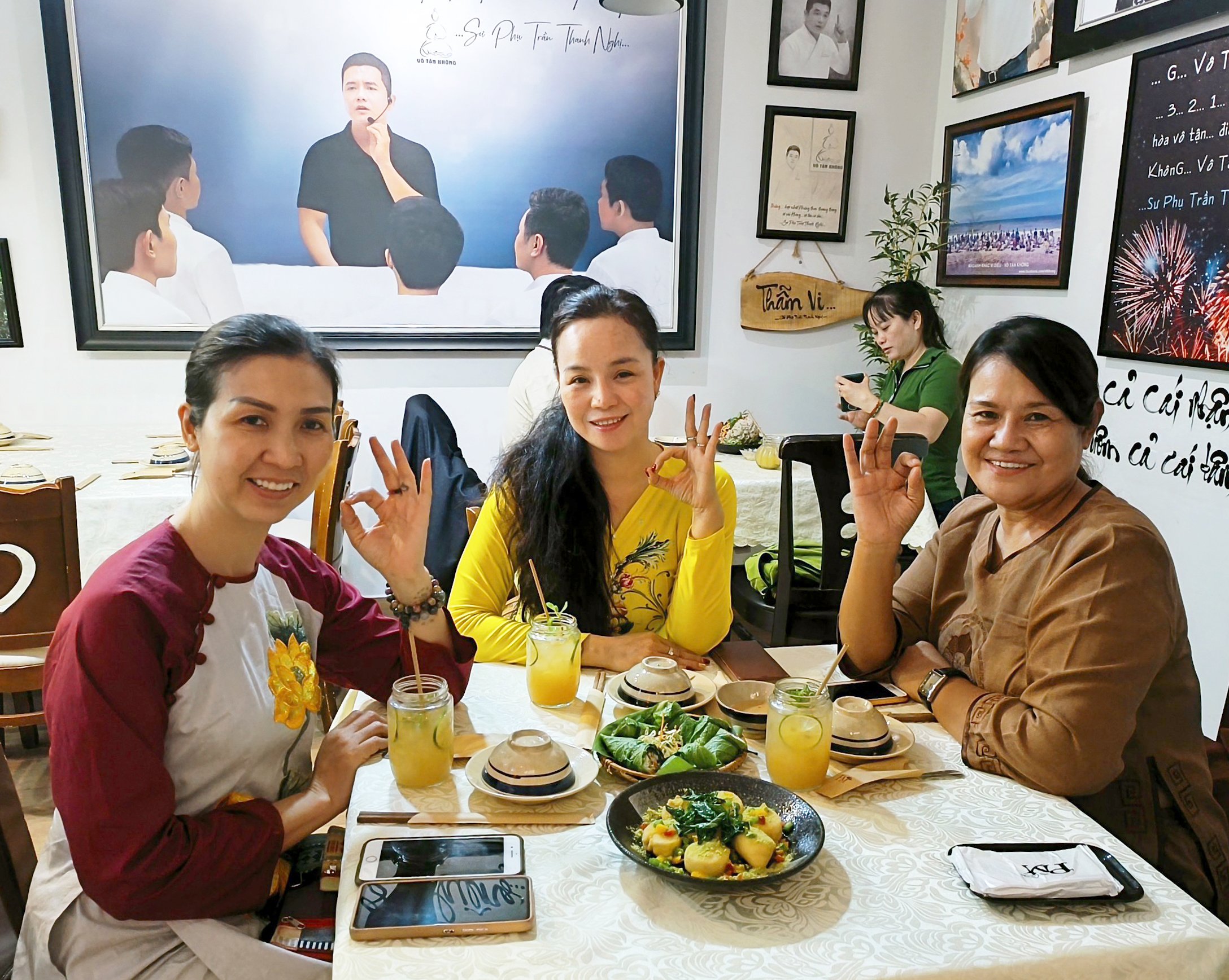 Khoảnh khắc an nhiên giữa bàn ăn Khách dùng bữa và chụp ảnh lưu niệm trong không gian ấm cúng của nhà hàng chay Phương Mai