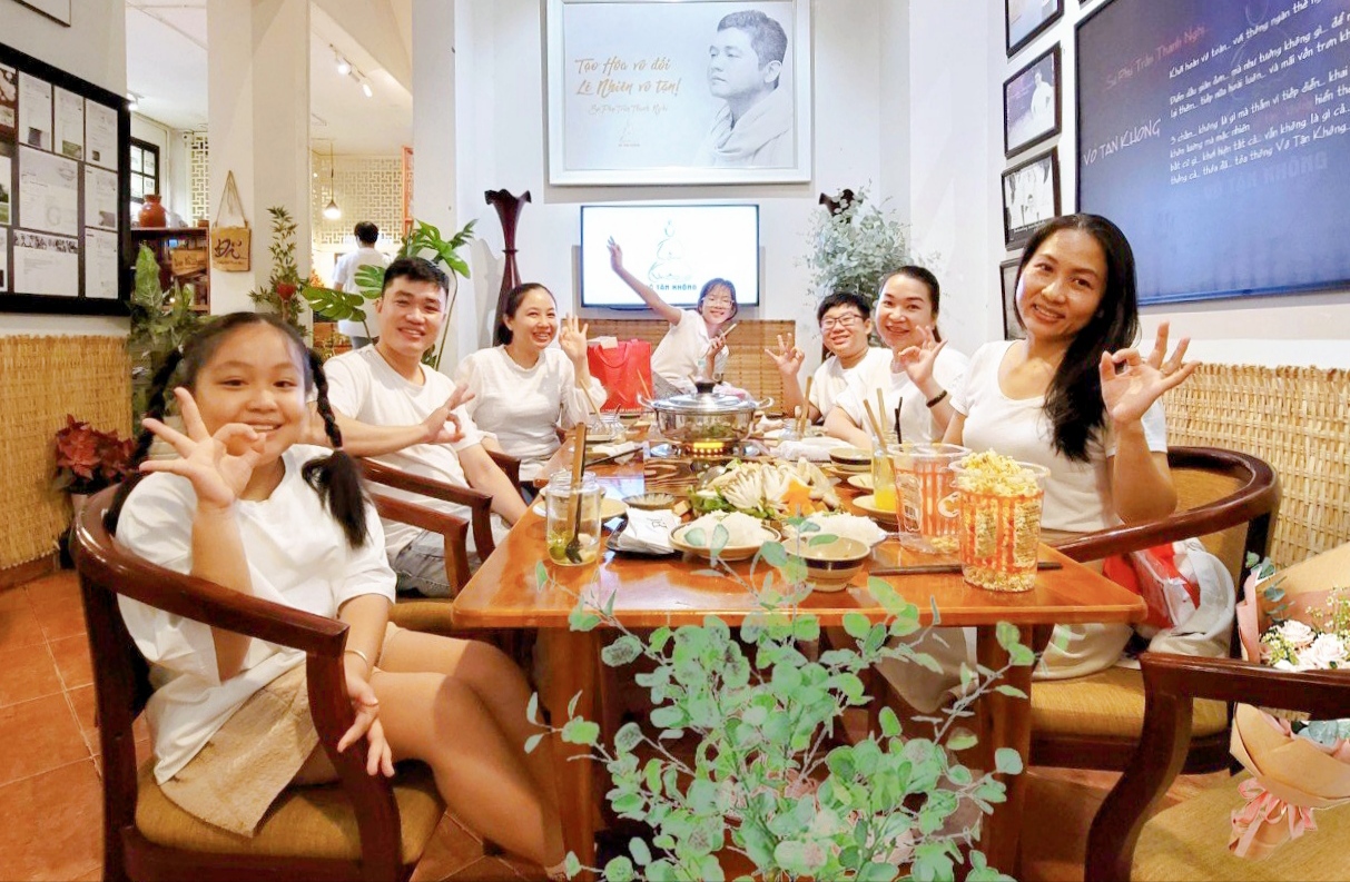 Khoảnh khắc thực khách hài lòng tại nhà hàng chay Phương Mai Thực khách vui vẻ chụp hình lưu niệm sau bữa ăn tại nhà hàng chay Phương Mai