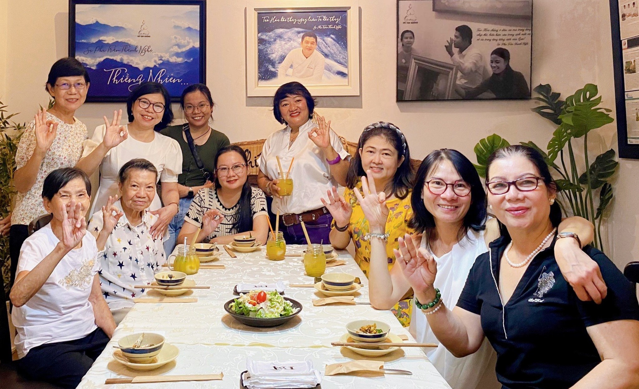 Thực khách tận hưởng không gian ấm cúng tại Phương Mai Nhóm khách hàng rạng rỡ dùng bữa và lưu giữ kỷ niệm tại Nhà hàng chay Phương Mai