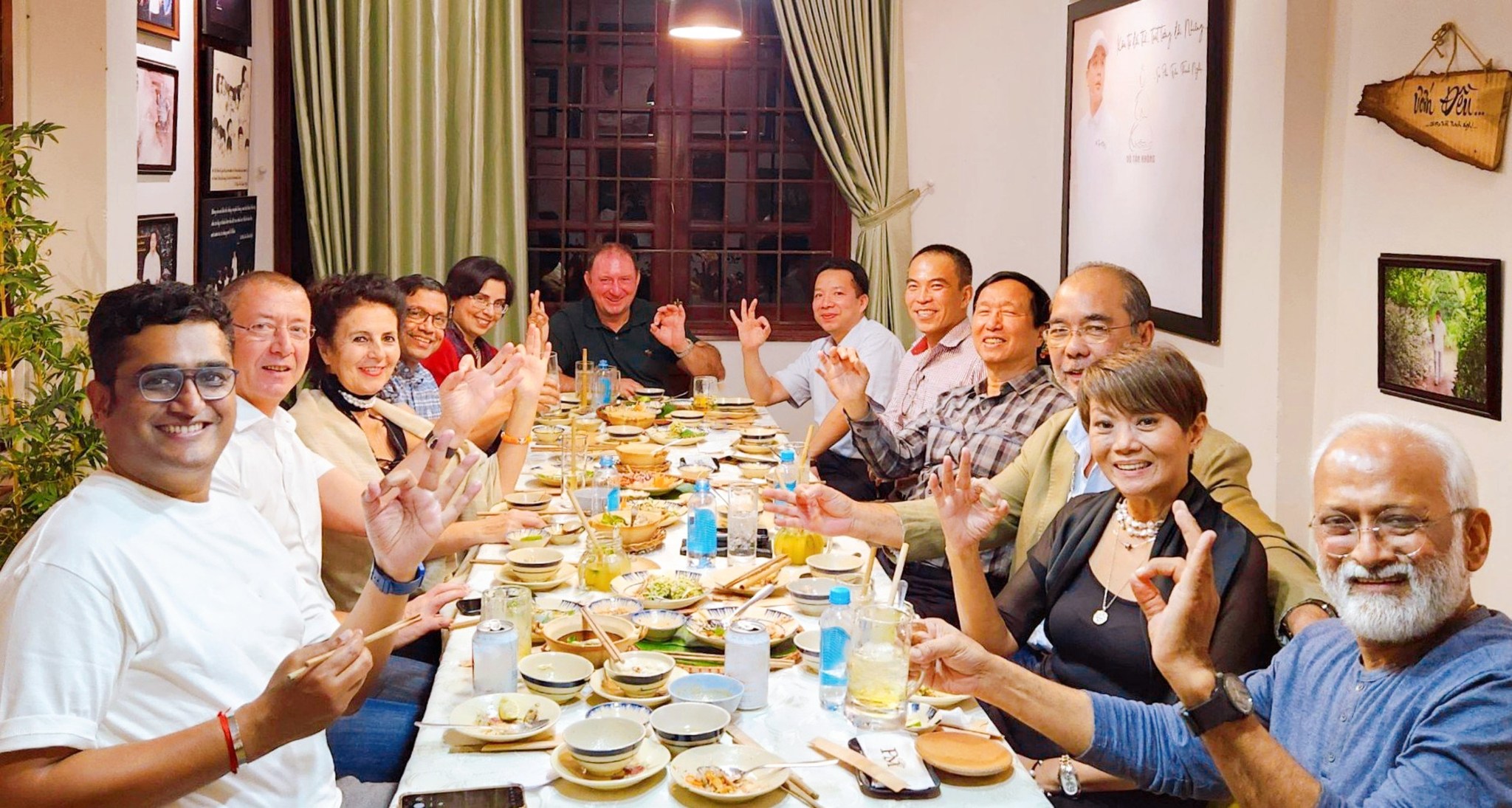 Khoảnh khắc sum vầy tại Nhà hàng chay Phương Mai Thực khách quây quần chụp ảnh cùng nhau trong không gian thanh lịch của Phương Mai