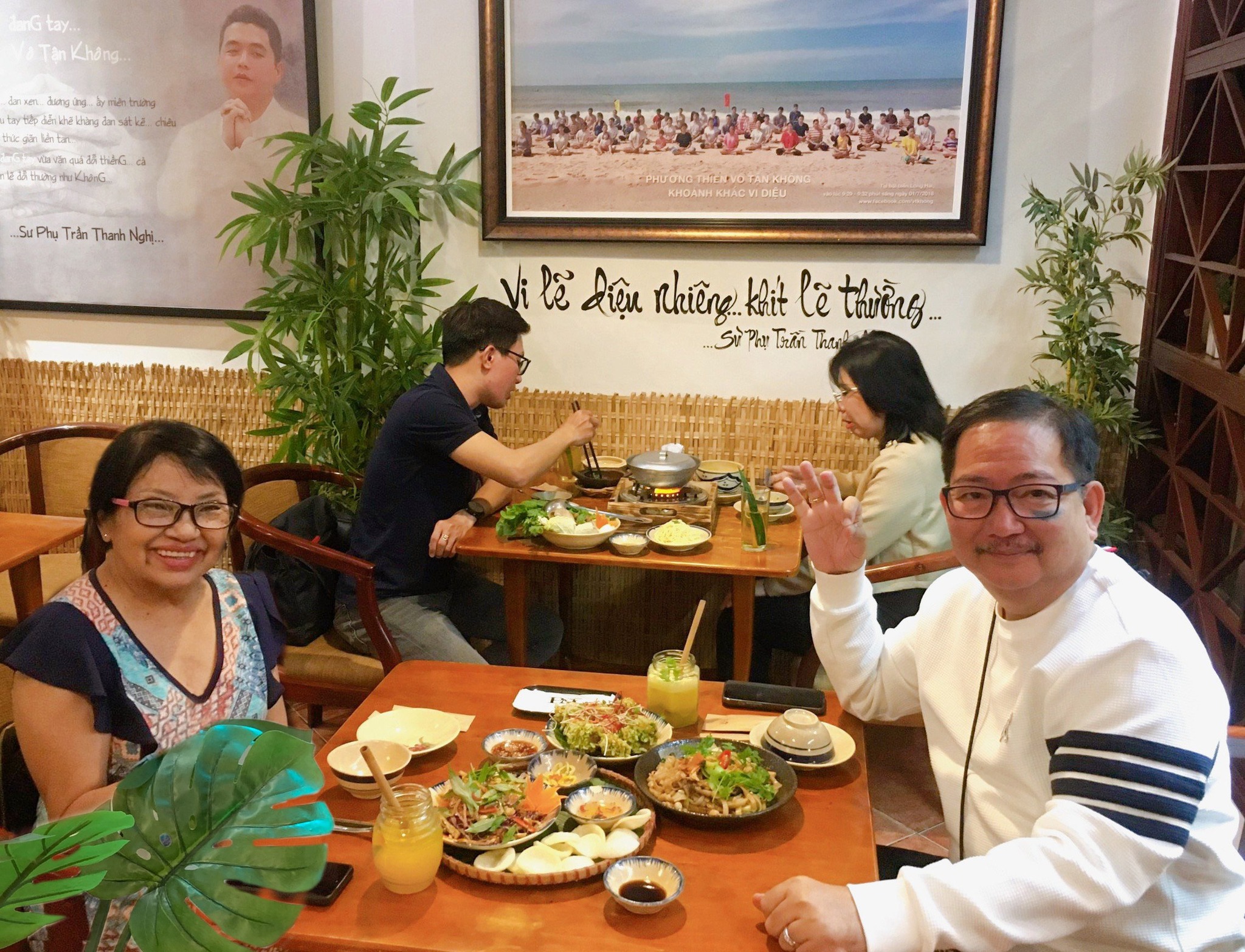 Không khí ấm áp tại Nhà hàng chay Phương Mai Gia đình và bạn bè vui vẻ chụp hình sau bữa ăn chay tại Nhà hàng chay Phương Mai
