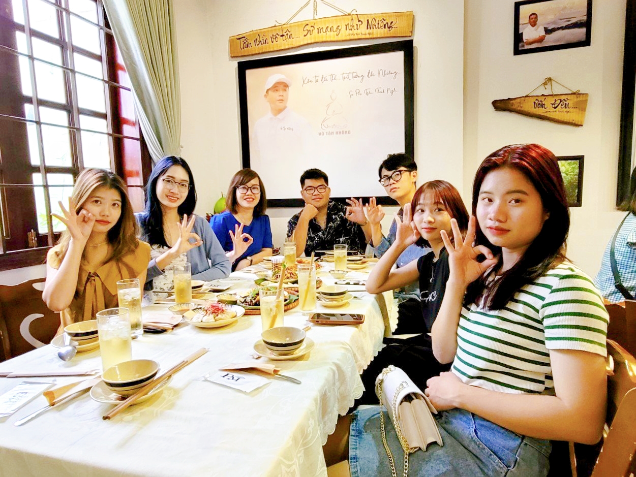 Trải nghiệm hài lòng của thực khách tại Phương Mai Thực khách tươi cười tạo dáng lưu niệm trong không gian nhà hàng chay thanh tịnh