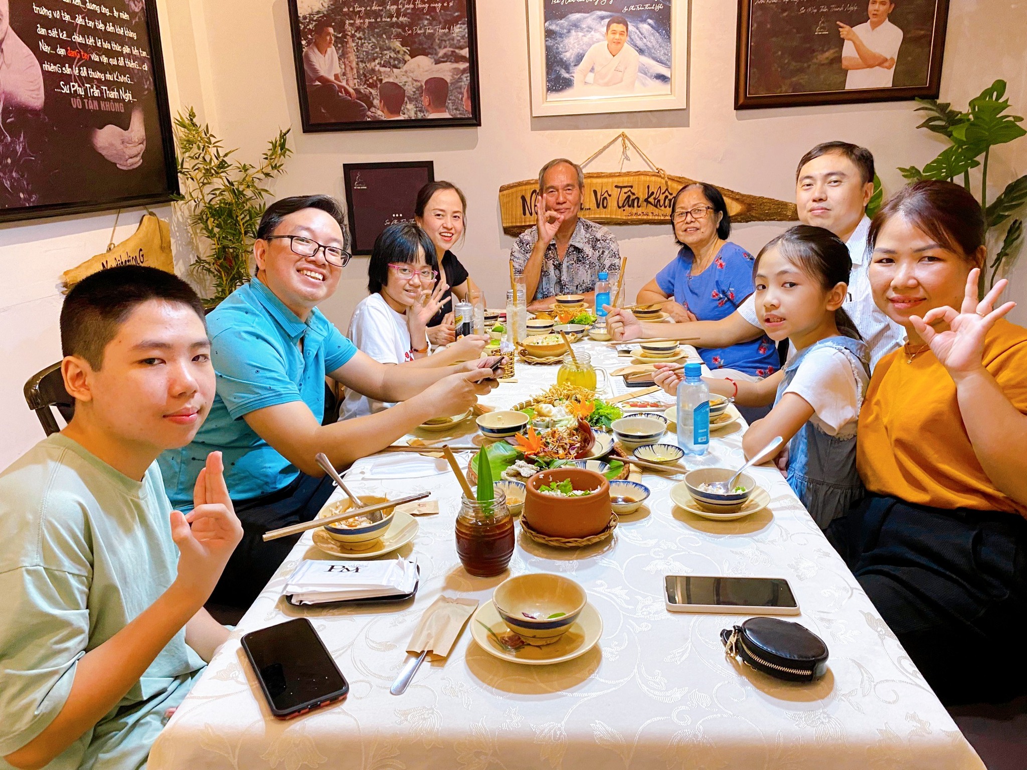 Khoảnh khắc hài lòng của thực khách tại Nhà hàng chay Phương Mai Thực khách vui vẻ chụp ảnh lưu niệm sau bữa ăn chay tại Nhà hàng chay Phương Mai