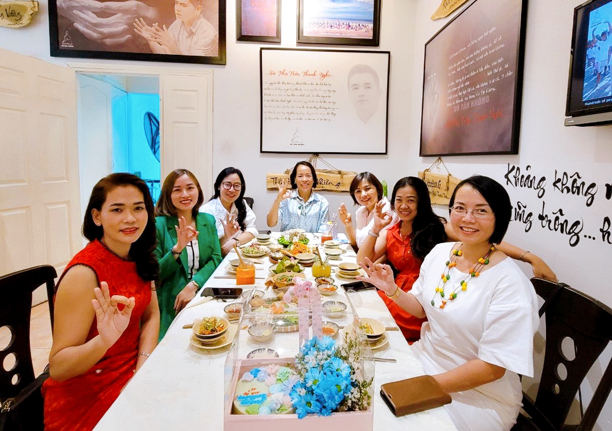 Nụ Cười Đọng Lại Sau Một Bữa Chay Dịu Dàng Thực khách vui vẻ lưu lại khoảnh khắc dùng bữa tại nhà hàng chay Phương Mai