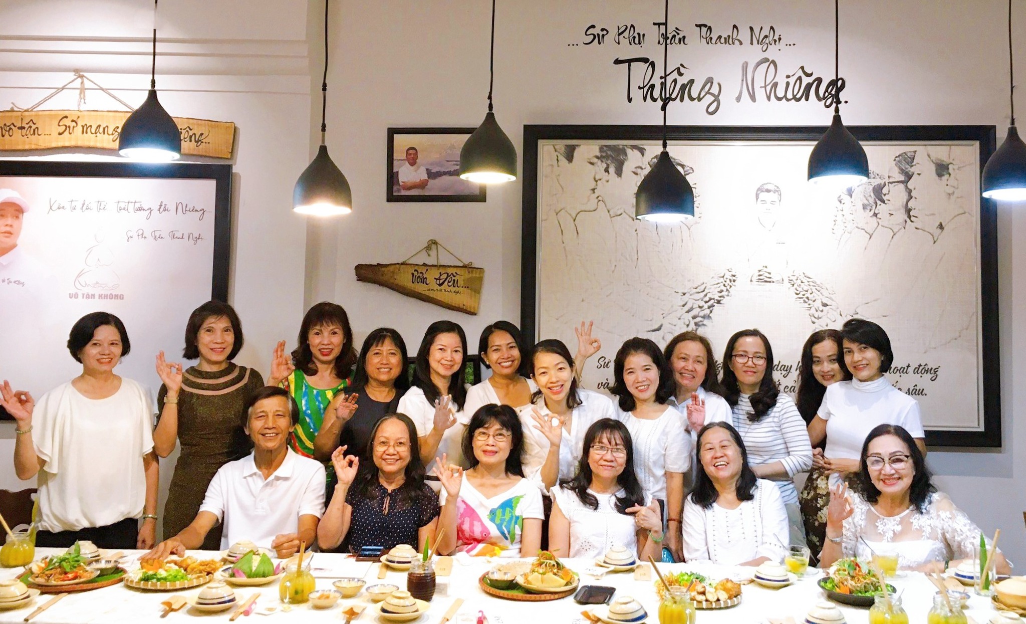 Một Góc Nhỏ Bình Yên Giữa Thành Phố Khách hàng hài lòng chụp ảnh kỷ niệm trong không gian ấm cúng của nhà hàng chay Phương Mai