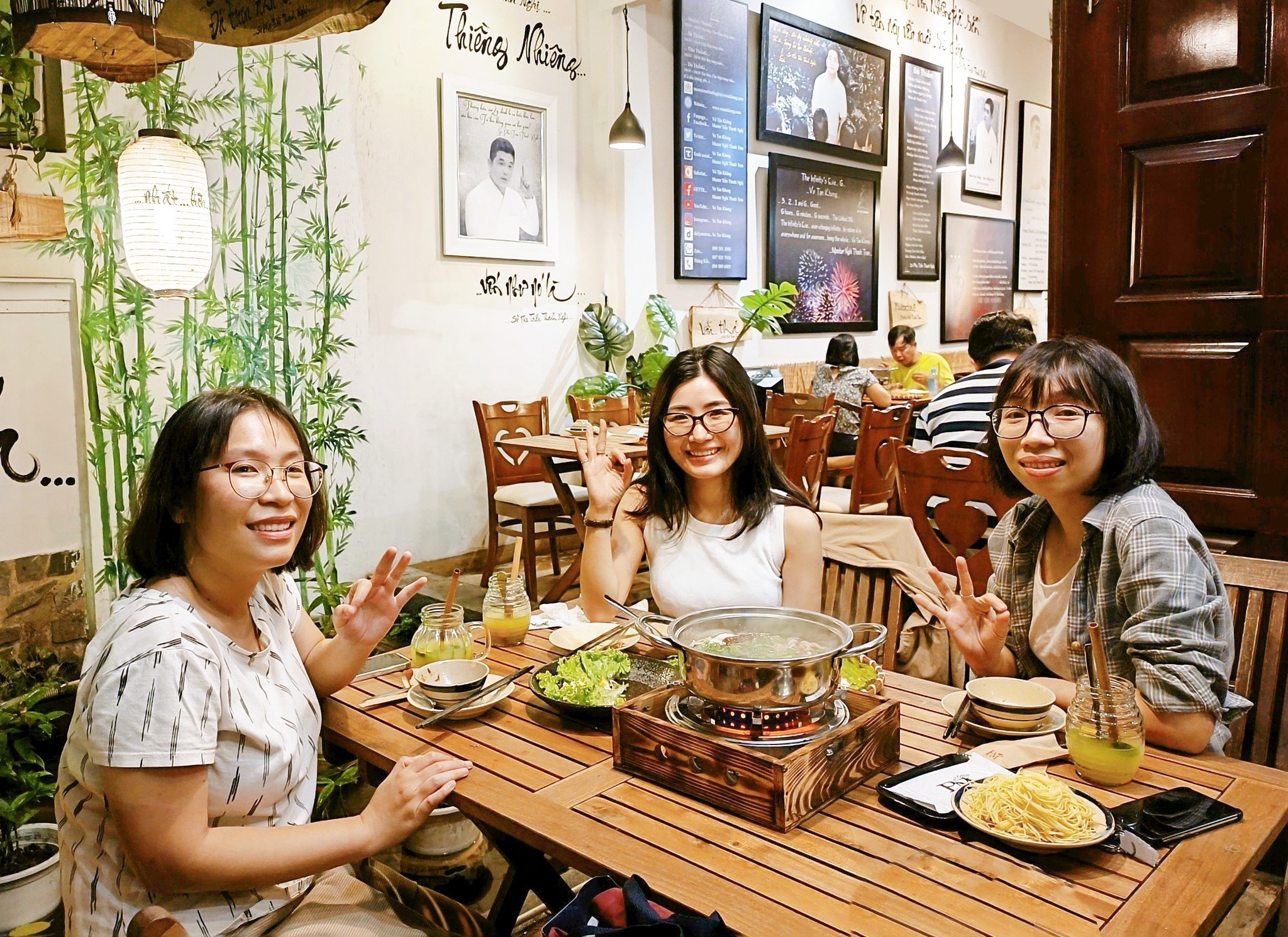 Khách hàng mỉm cười rạng rỡ khi dùng bữa và chụp ảnh lưu niệm tại nhà hàng chay Phương Mai