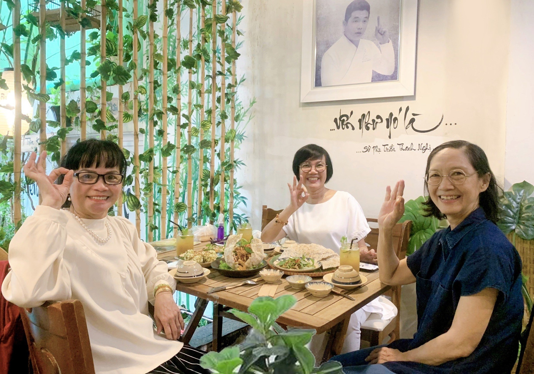 Nhóm khách hàng chụp ảnh kỷ niệm tại nhà hàng chay Phương Mai sau bữa ăn