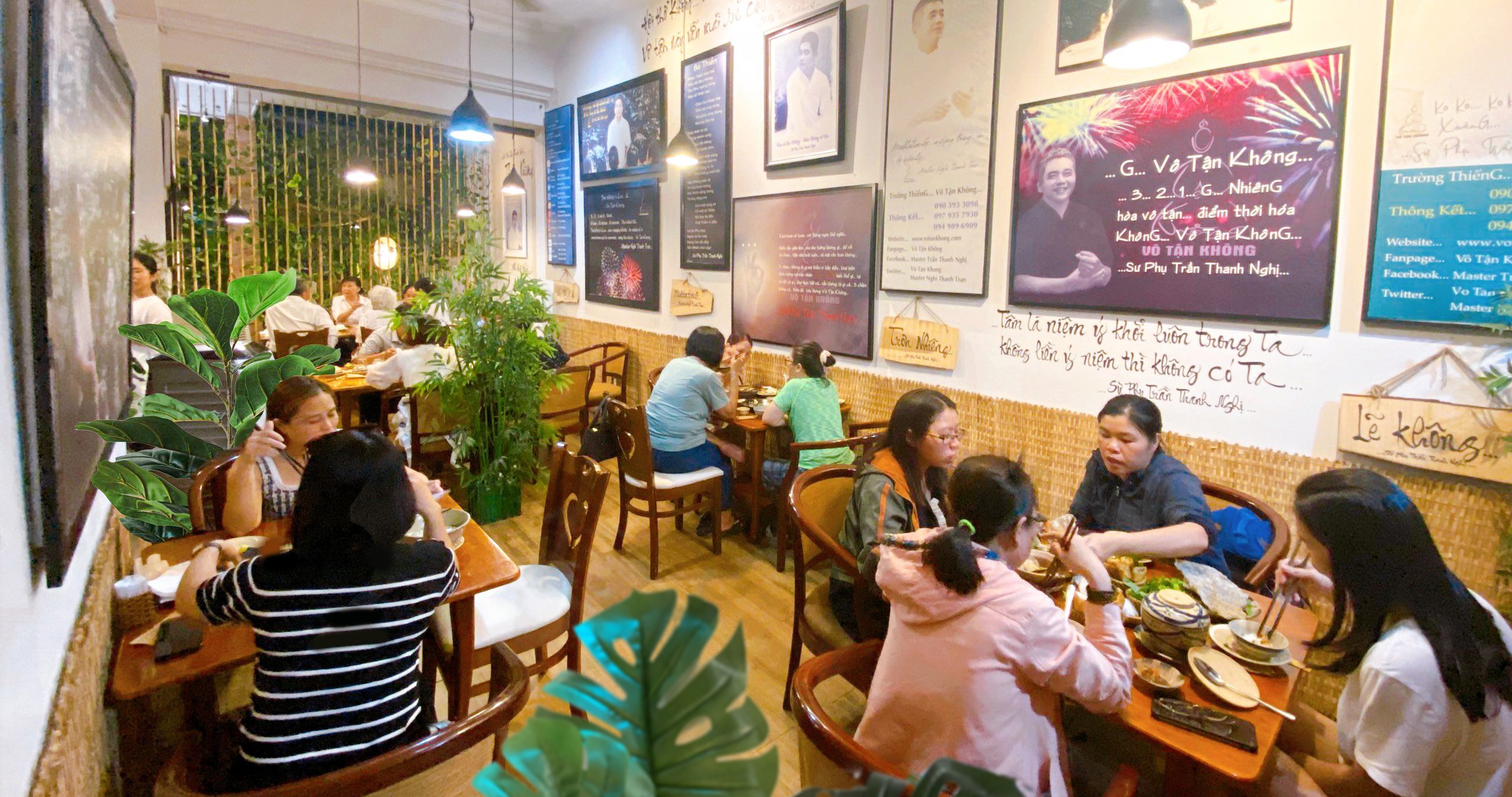Khoảnh khắc khởi đầu nhẹ nhàng tại Phương Mai Khách hàng thưởng thức các món ăn ngon trong không gian nhà hàng chay Phương Mai