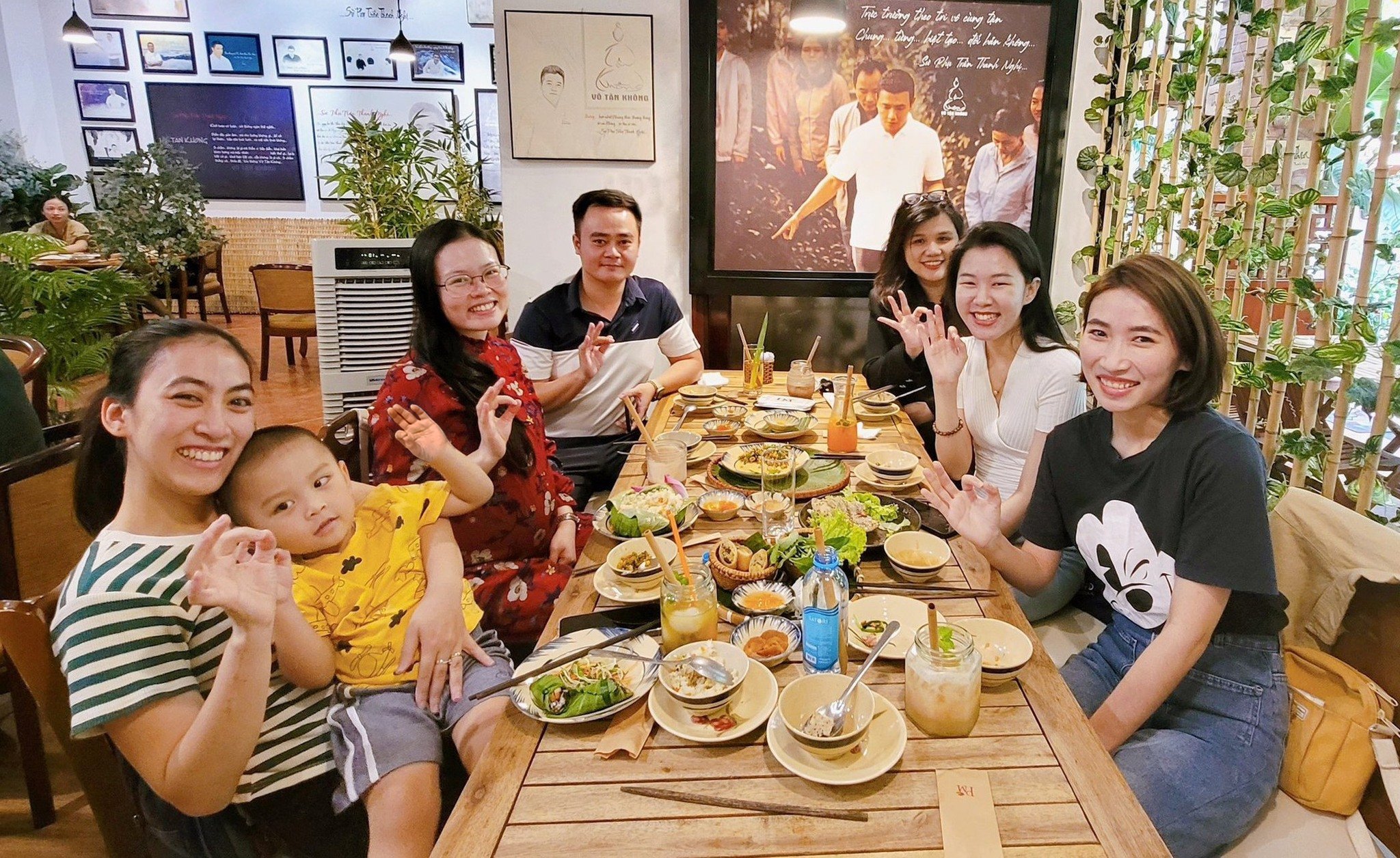 Thực khách hài lòng tươi cười chụp ảnh lưu niệm sau trải nghiệm ẩm thực chay tại Phương Mai