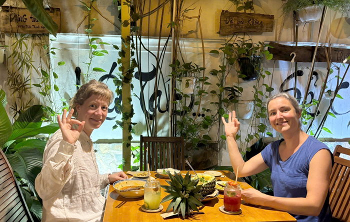 Bữa ăn chay của khách quốc tế tại Nhà hàng chay Phương Mai.