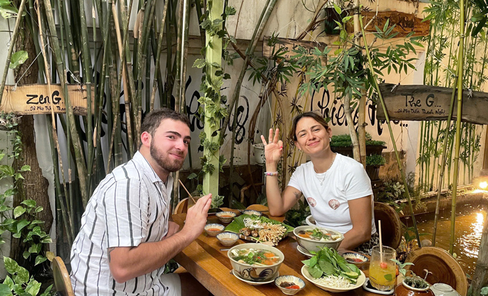 Du khách nước ngoài lựa chọn bữa ăn chay tại Phương Mai.