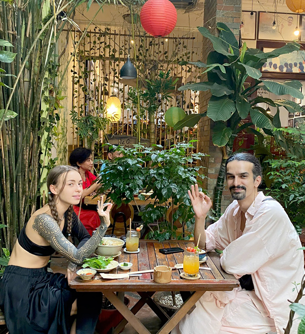 Du khách nước ngoài thưởng thức món chay Việt tại Phương Mai.