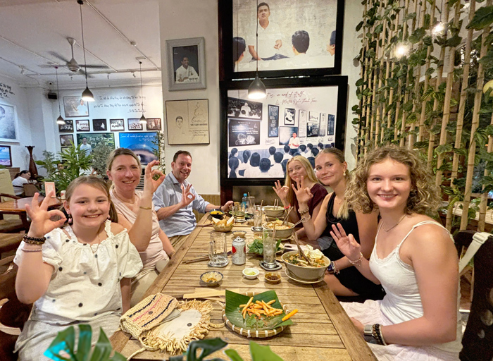 Du khách quốc tế trải nghiệm không gian ăn chay Phương Mai.